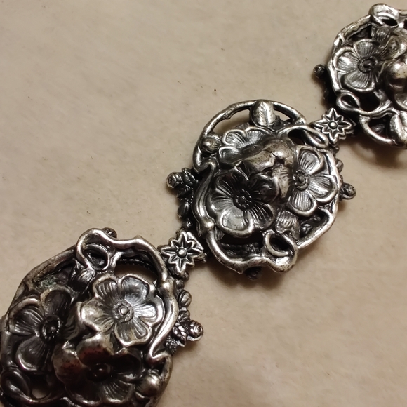 Antique victorian repousse flower bracelet - Picture 7 of 14